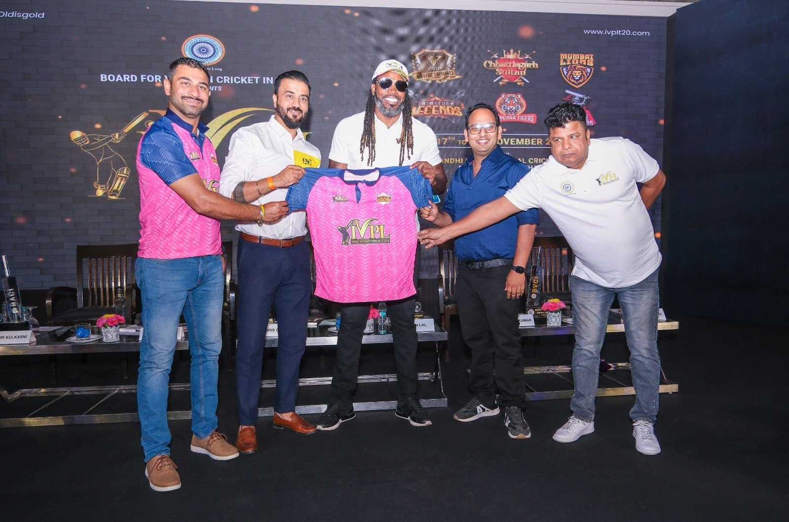 Jersey handover at the same veterans' league event.